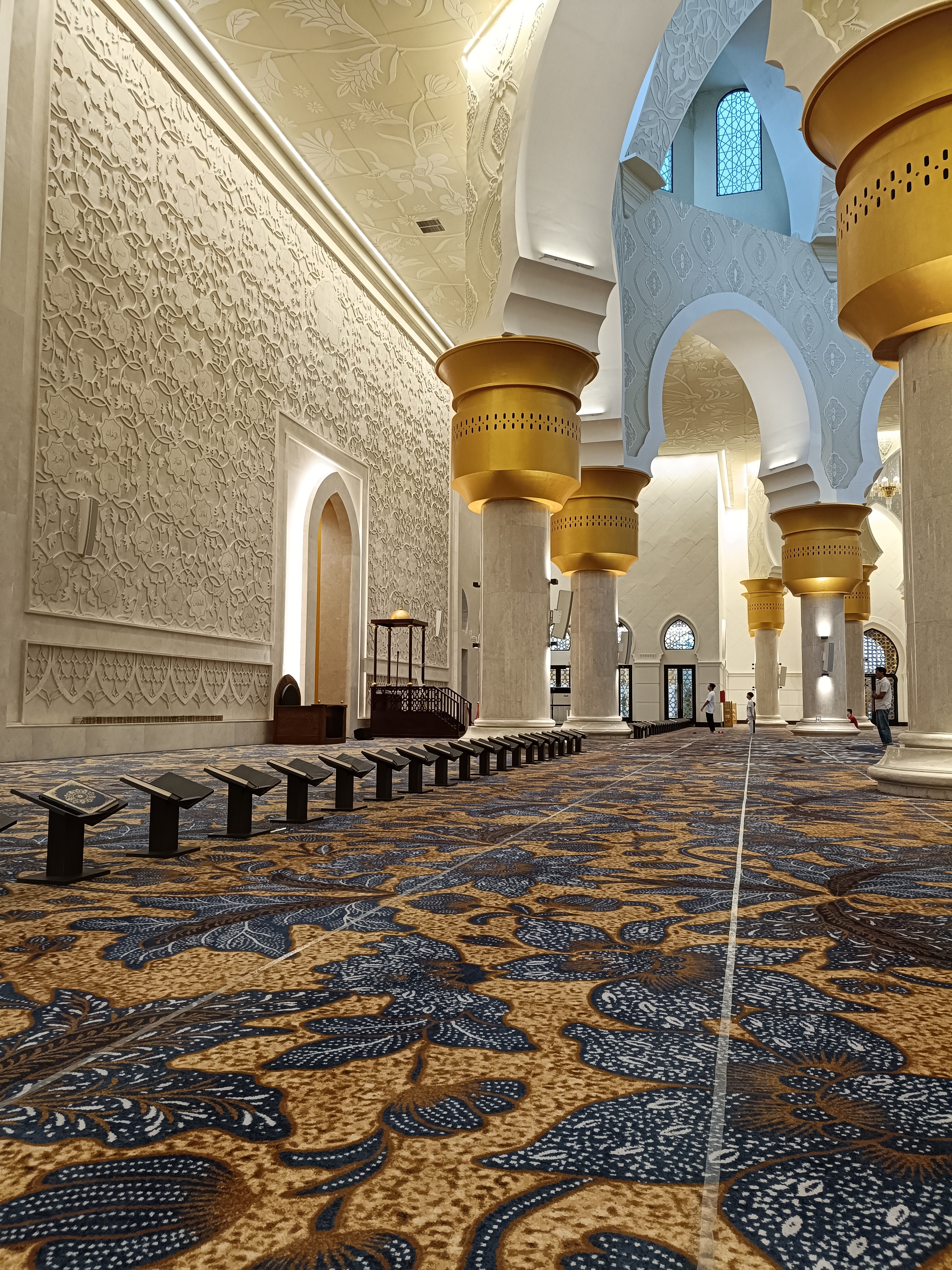 Inside Mosque Builtiful This is the looks of the inside of this massive mosque of Sh