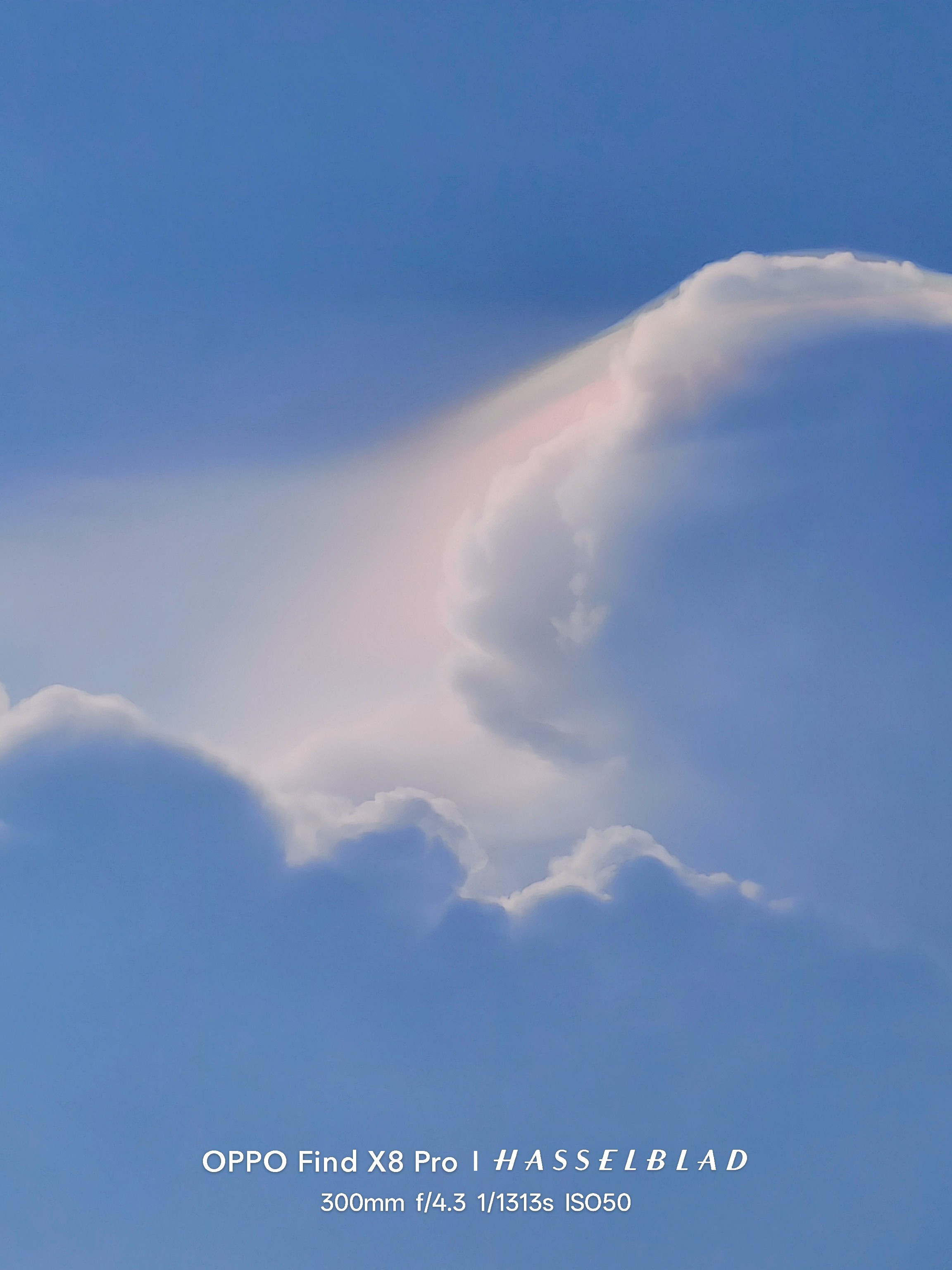 ☁️ Colorful clouds in the sky of Vietnam yesterday.