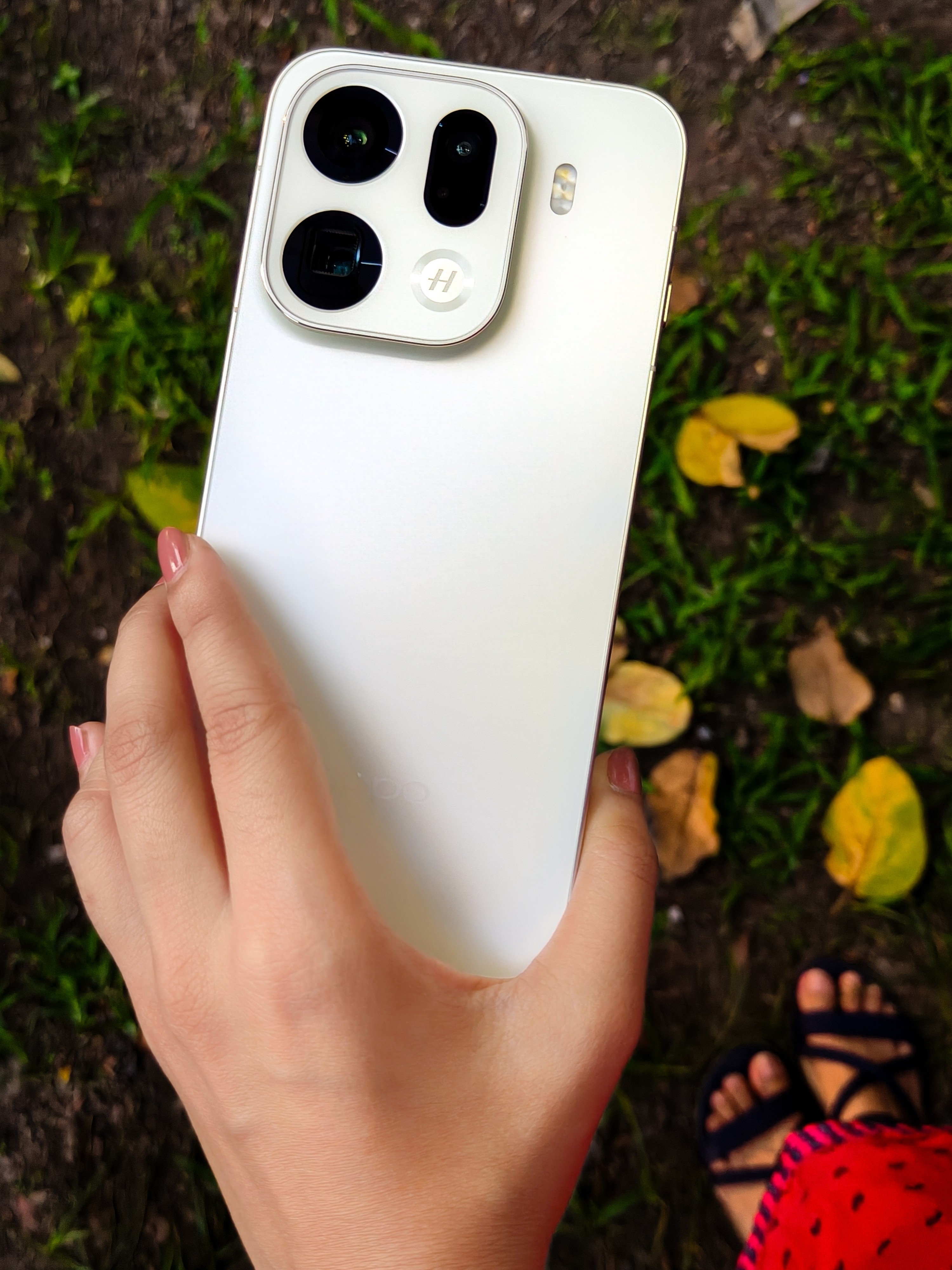 Showcasing the OPPO Find X9 Pro in its elegant Silk White Co