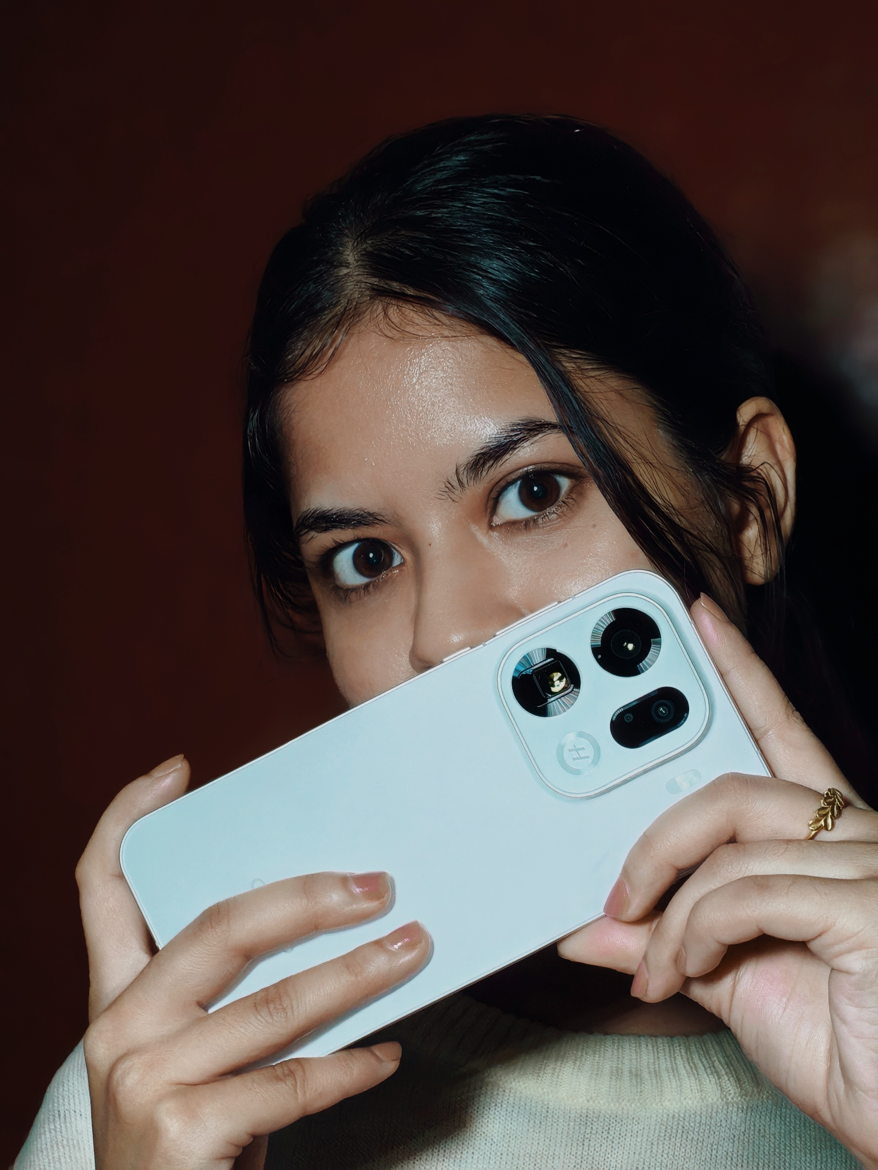 Showcasing the OPPO Find X9 Pro in its elegant Silk White Co
