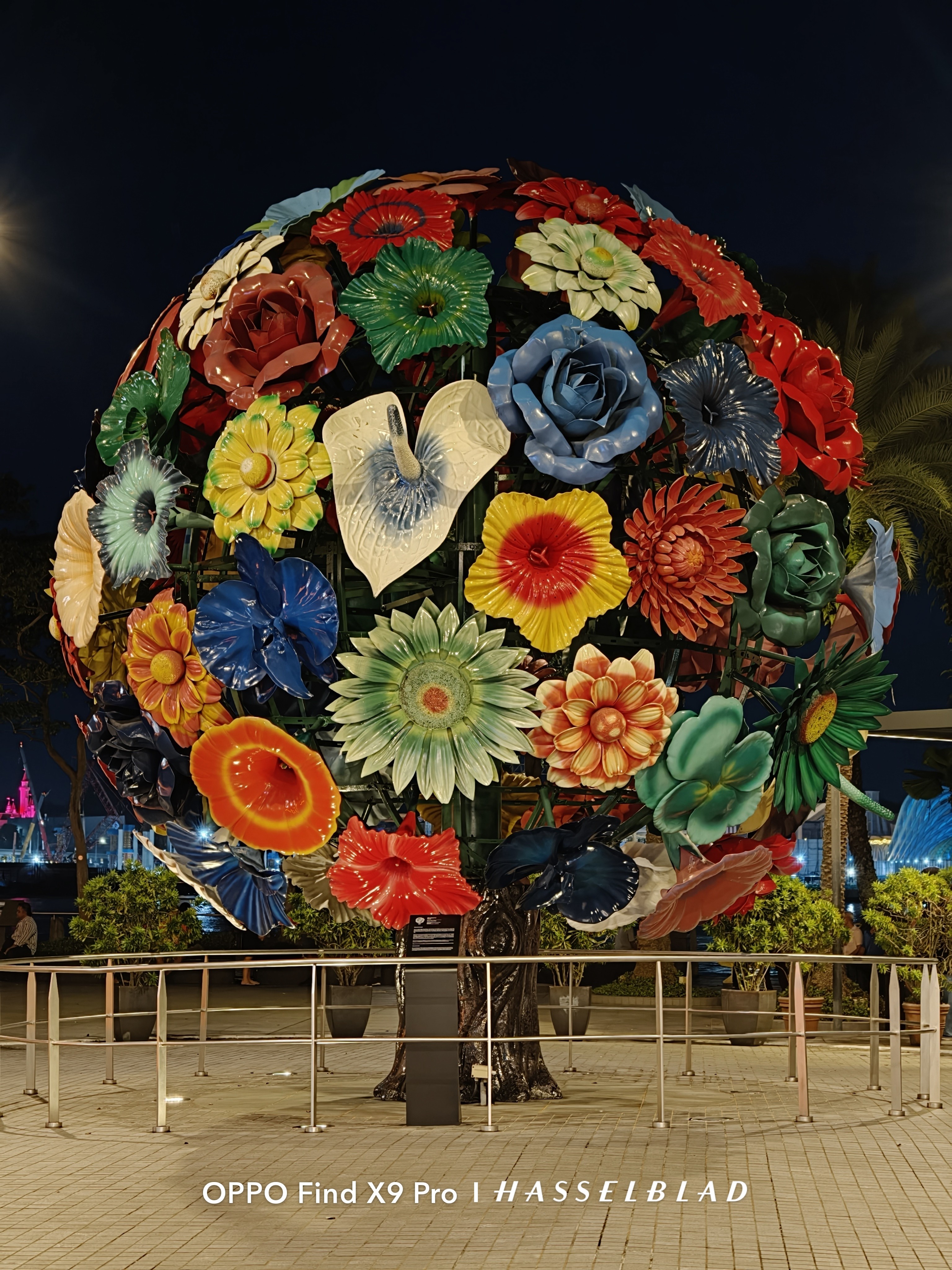 芸術写真 FLOWERS and TREES Flower Tree created by Korean artist Choi Jeong-Hwa. A 6-met