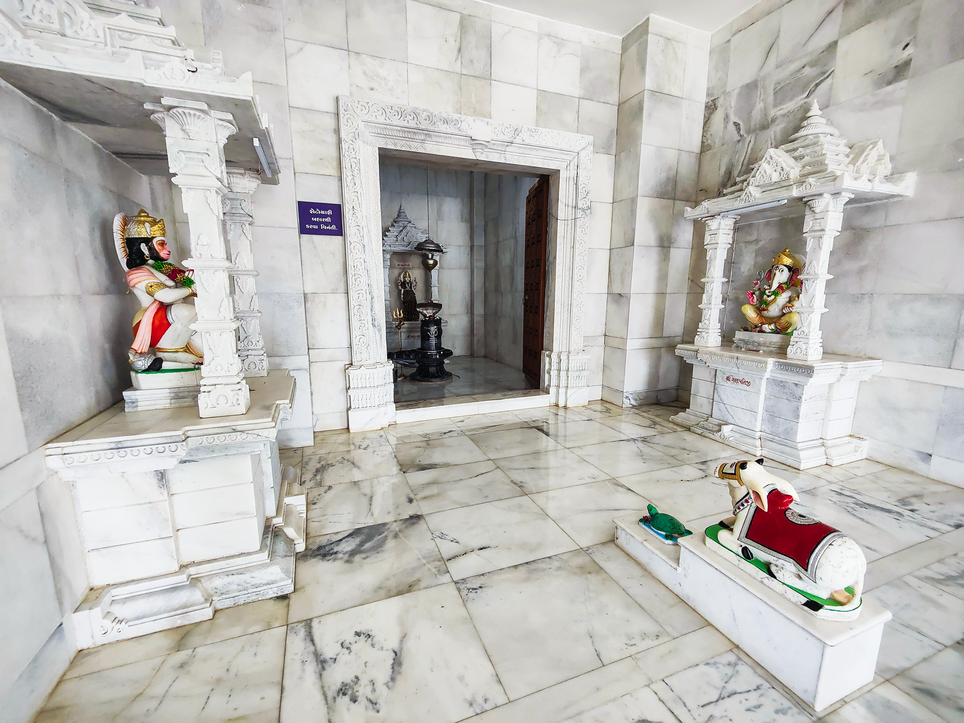 Counterpane Temple Yesterday I shared photos of a temple's exterior. Here are s