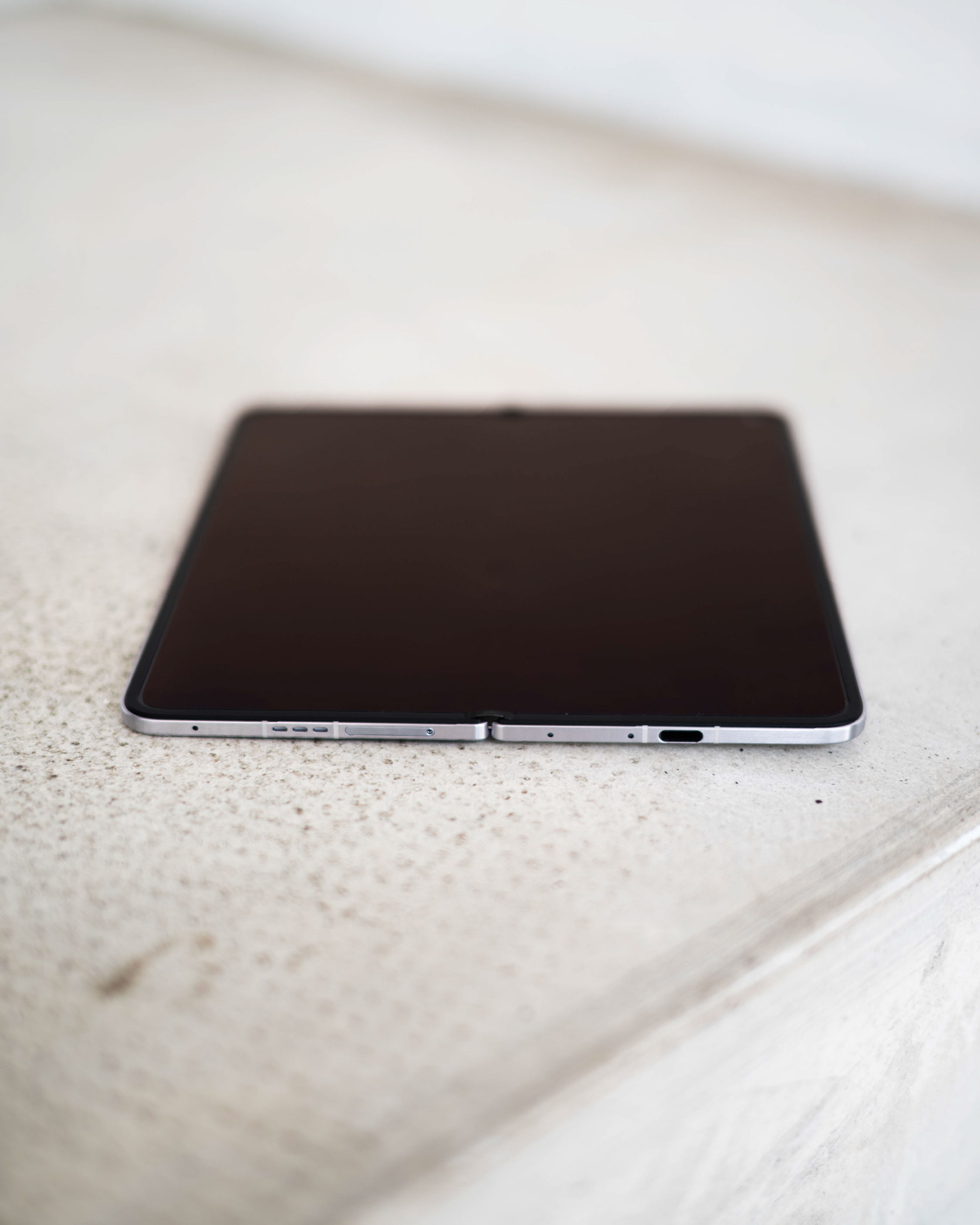 Oppo Find N5 in Misty White: Sleek, Slim, and Seriously Smooth