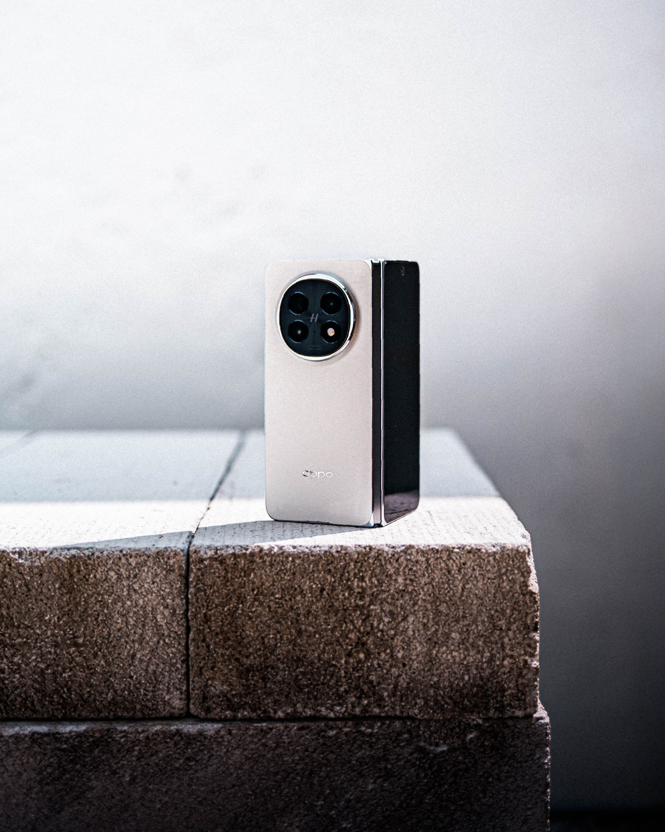 Oppo Find N5 in Misty White: Sleek, Slim, and Seriously Smooth